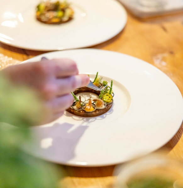 Severin*s Resort and Spa Sylt Four Hands Dinner Teller anrichten