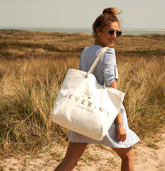 Frau mit Severin*s Resort and Spa Sylt Strandtasche