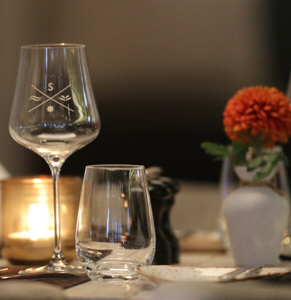 Weinglas auf einem Tisch Severins Sylt