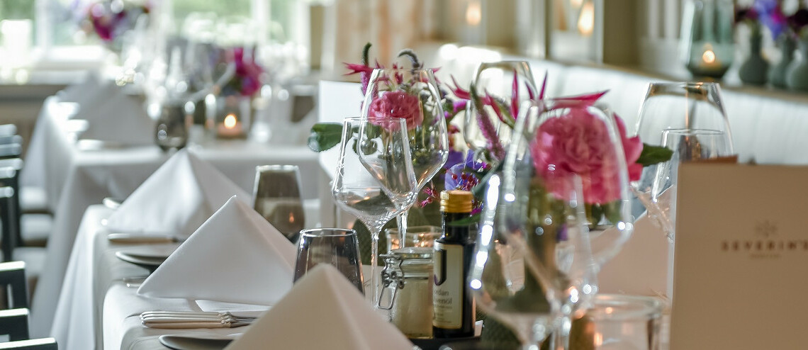 Gedeckter Tisch mit Blumen und Weingläsern Restaurant Sylt