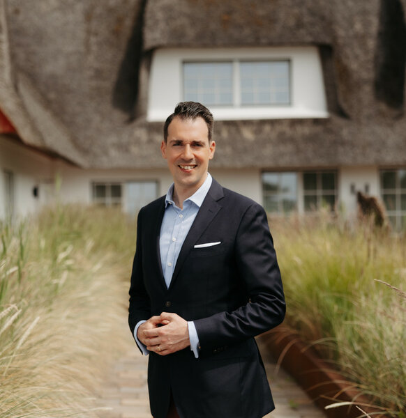 Max Westphal vor dem Severin*s Resort & Spa Sylt