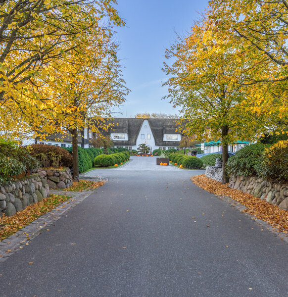 Zufahrt des Severin*s Resort & Spa Hotel auf Sylt im Herbst Zufahrt des Severin*s Resort & Spa Hotel auf Sylt im Herbst