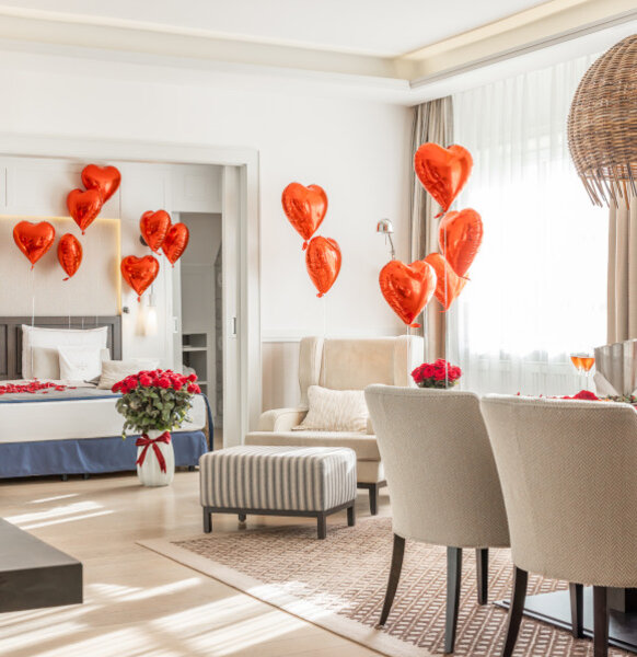 Valentinstag im Severin*s Resort and Spa Sylt Ein Zimmer im Severin*s Resort and Spa Sylt dekoriert zum Valentinstag