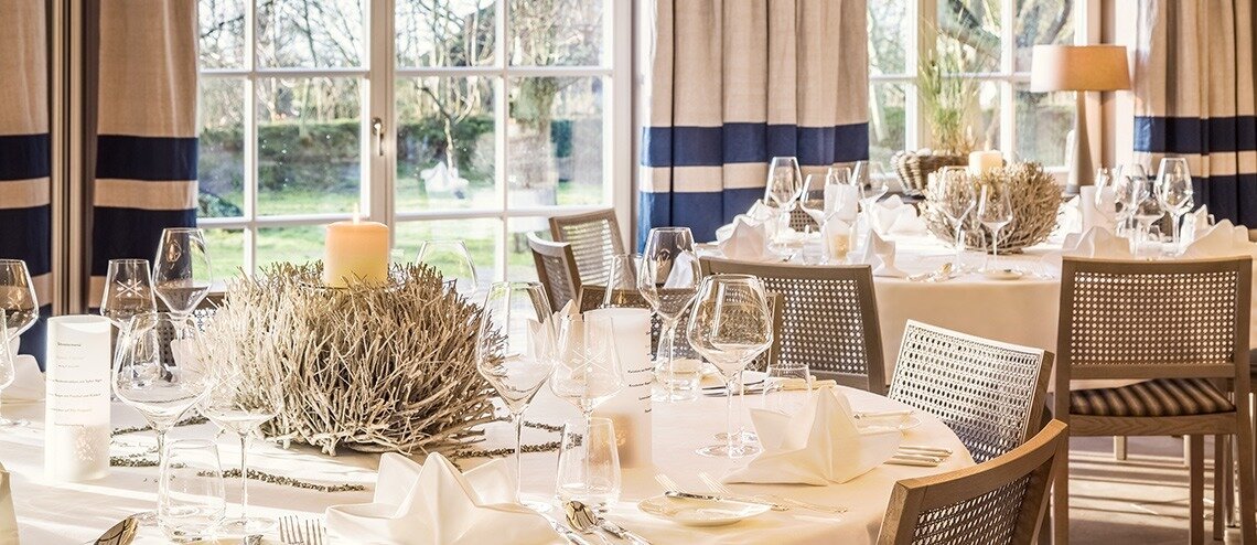 Tischdekoration einer Hochzeit im Veranstaltungsraum Luv des Hotel Severin*s Resort und Spa auf Sylt