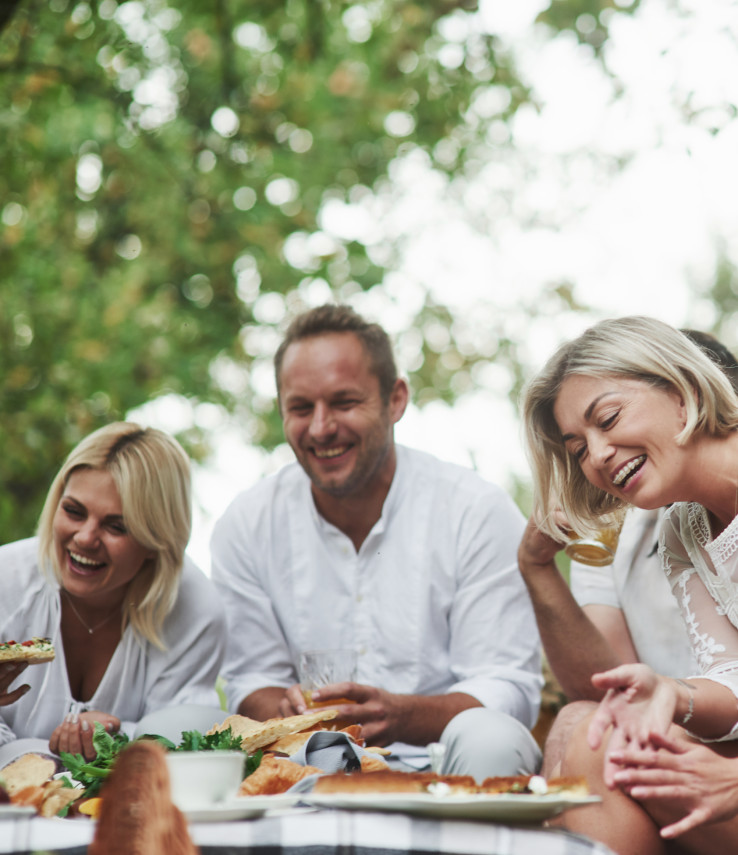 Severin*s Resort and Spa lachende Personen beim White Fashion BBQ Abend