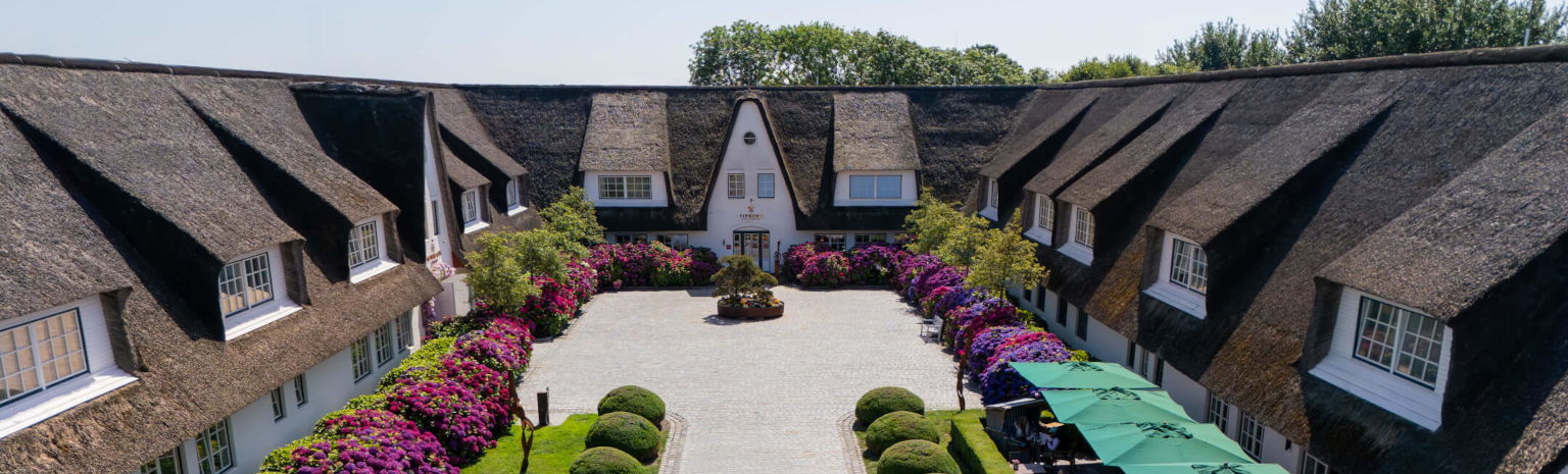 Einfahrt des Severin*s Resort and Spa Sylt bei Sonnenschein