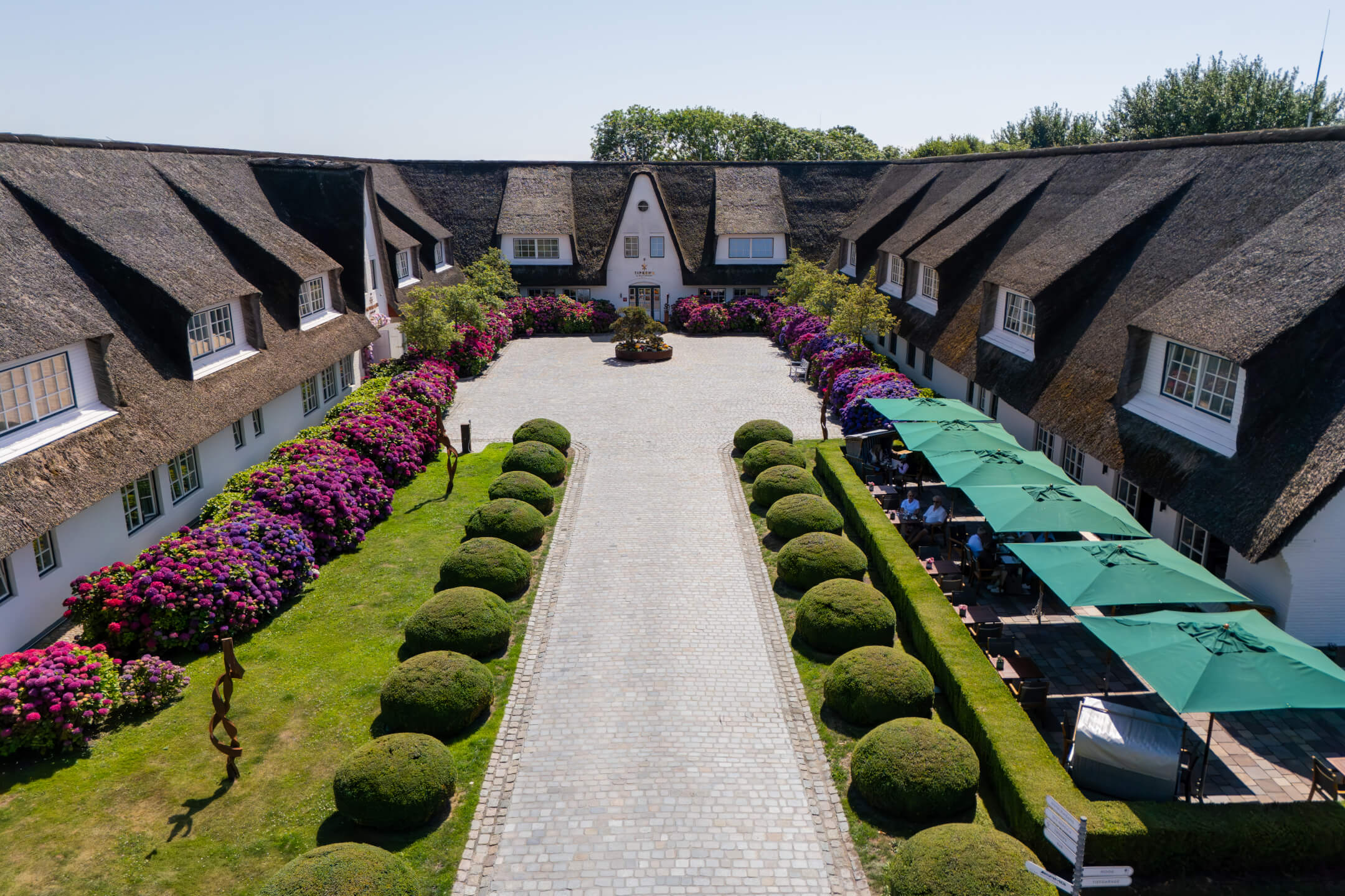 Einfahrt des Severin*s Resort and Spa Sylt bei Sonnenschein