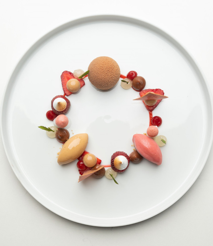 Dessert mit Erdbeeren und Milchschokolade