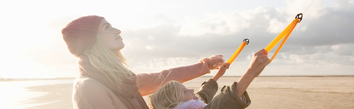 Vacation ideas in the Hotel Severin * s on Sylt: mother and child can fly kites Vacation ideas in the Hotel Severin * s on Sylt: mother and child can fly kites