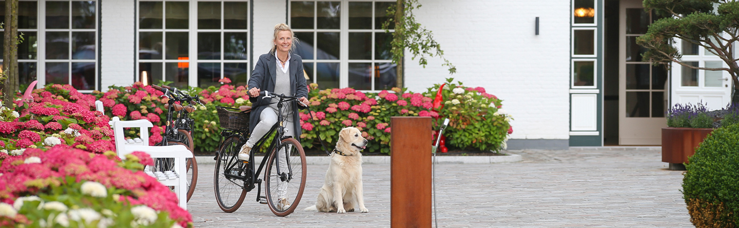 Gast nach Ausflug zum Sylter Strand mit Hund vor Hundedusche des Hotel Severin*s