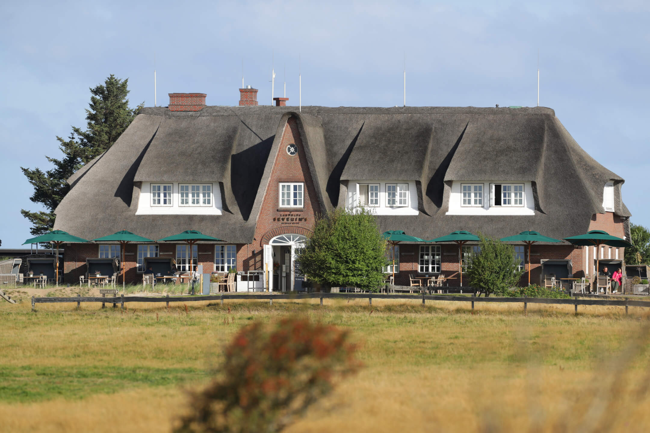 Landhaus Severin*s l Aussenansicht des Hotels im Spätsommer