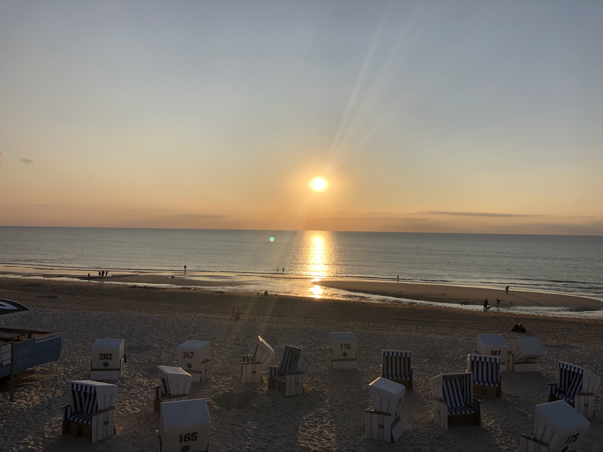 Severin*s Resort & Spa l Sonnenuntergang am Strand auf Sylt im Spätsommer