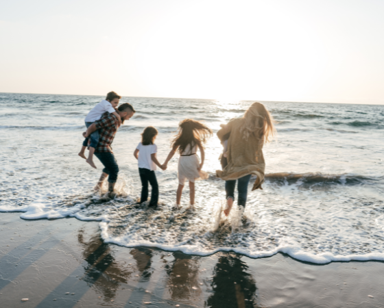 Eine Familie spielt in der Sonne am Strand