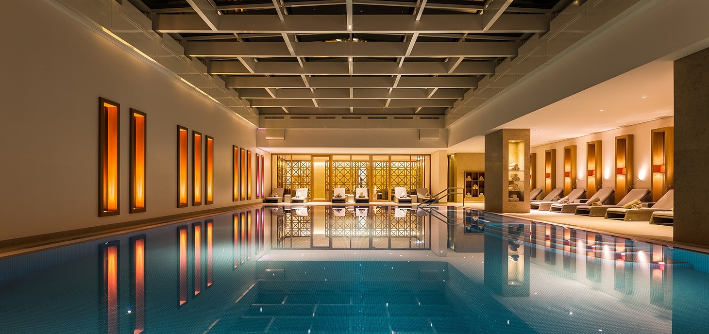 Innenansicht des Spa Bereichs mit Pool im Hotel Severin*s Resort und Spa