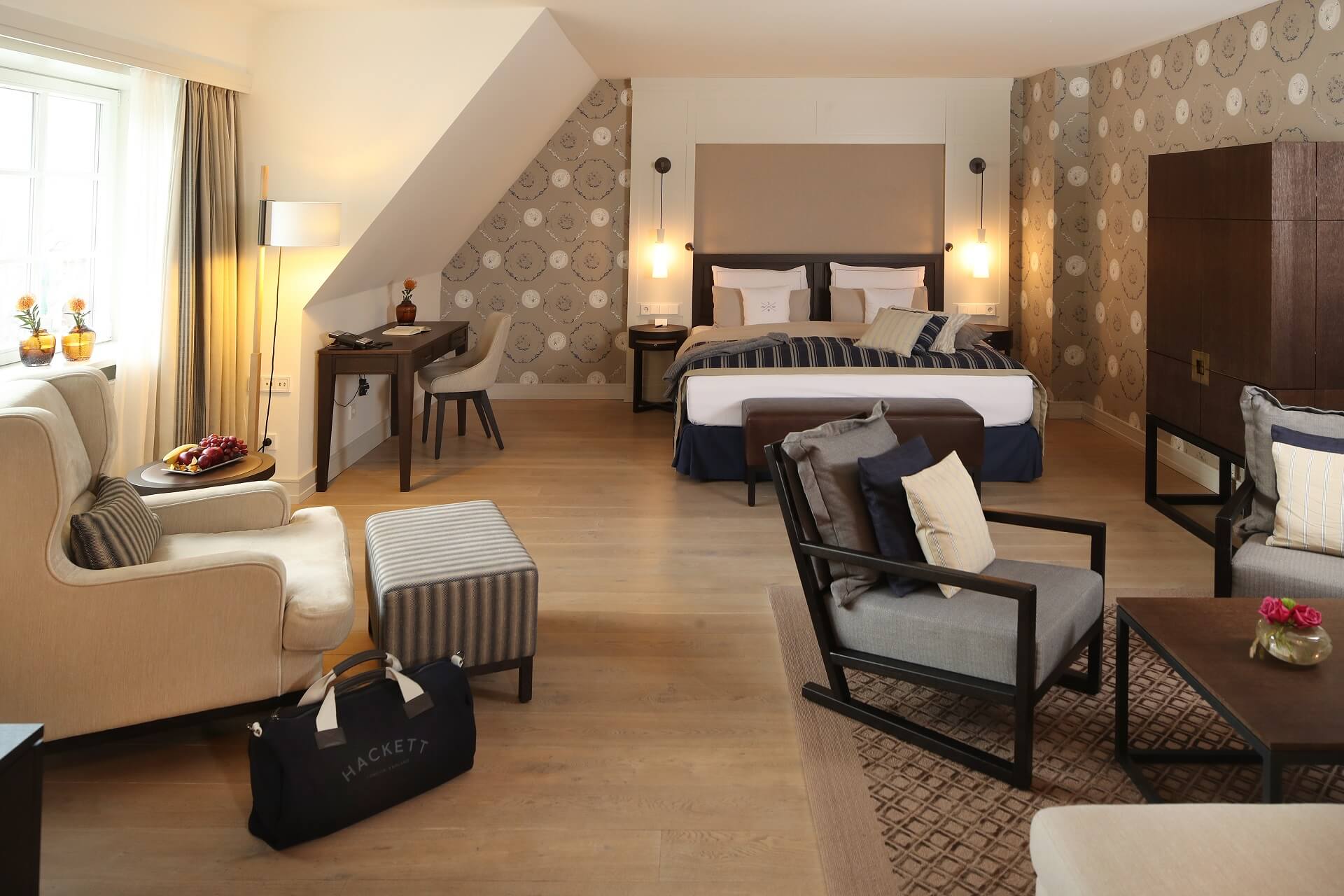 Wohn- und Schlafbereich des Superior Plus Doppelzimmers im Severin*s Resort & Spa auf Sylt