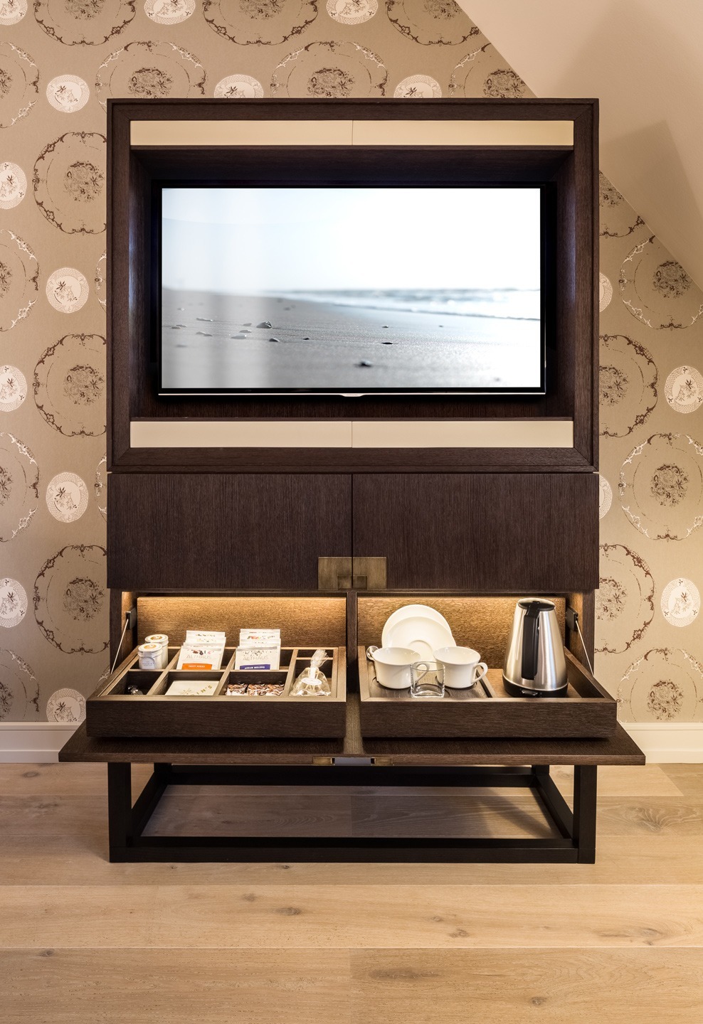 Bar and television in the Deluxe Double Room in the Hotel Severin*s Resort & Spa on Sylt