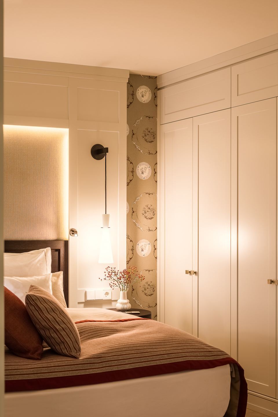 Schlafbereich mit Schrank in Junior Suite im Hotel Severin*s Resort und Spa auf Sylt