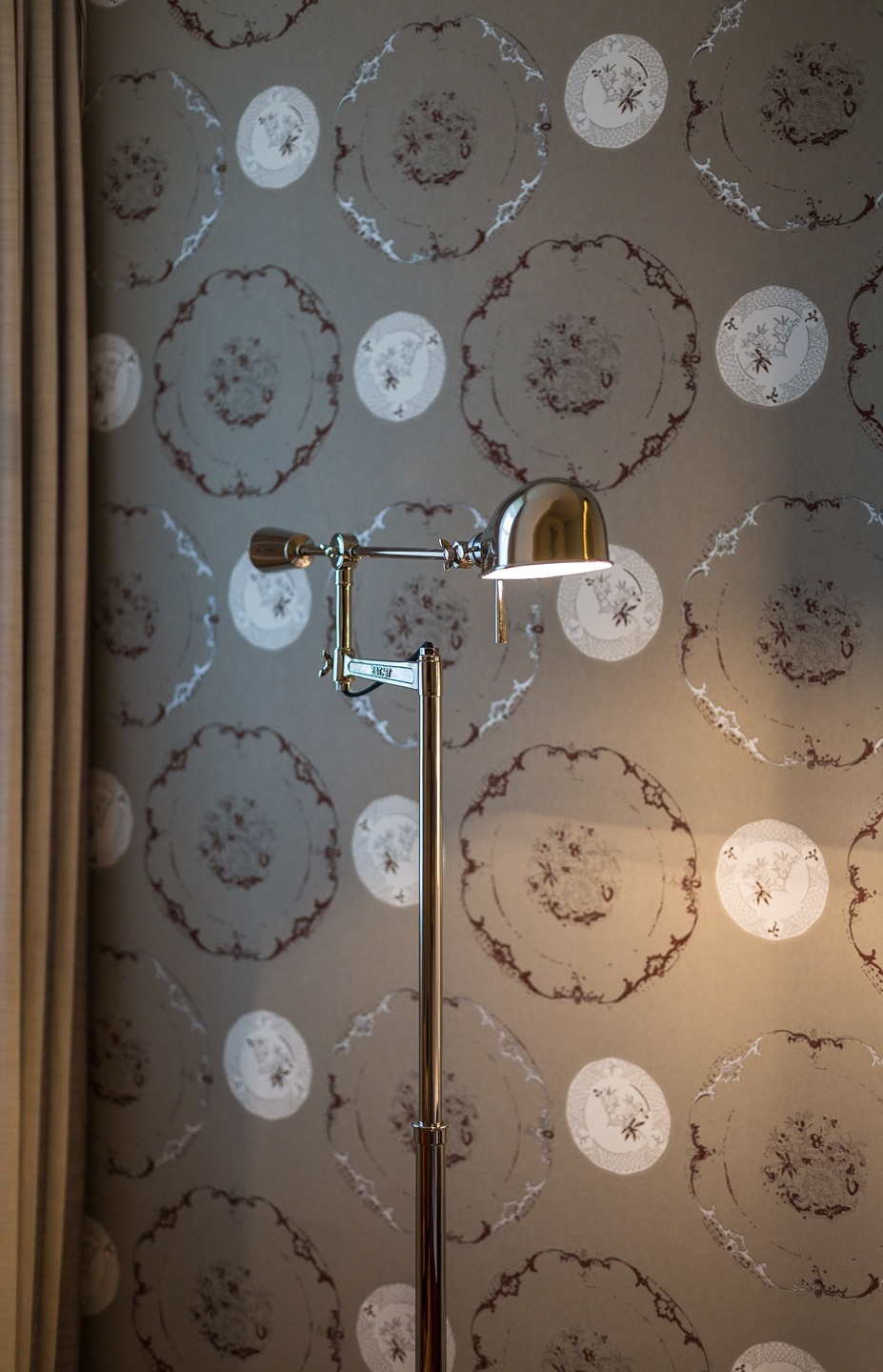 Lampe vor einer Tapete in Junior Suite im Hotel Severin*s auf Sylt