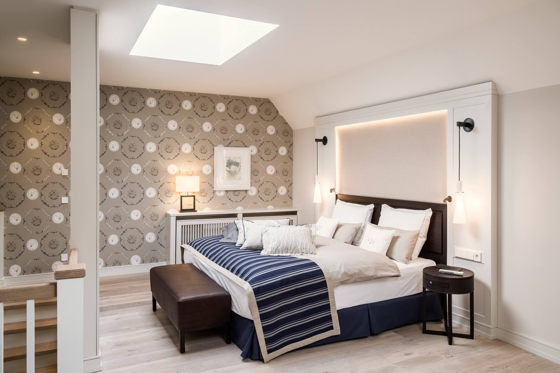 Elegantes Hotelzimmer mit Doppelbett, stilvoller Tapete, Nachttischlampen und gemütlicher Beleuchtung im Severin*s Resort & Spa.
