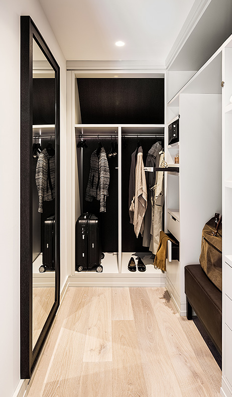 Moderner begehbarer Kleiderschrank im Severin*s Resort & Spa mit Spiegel, Kleidung und Gepäck.