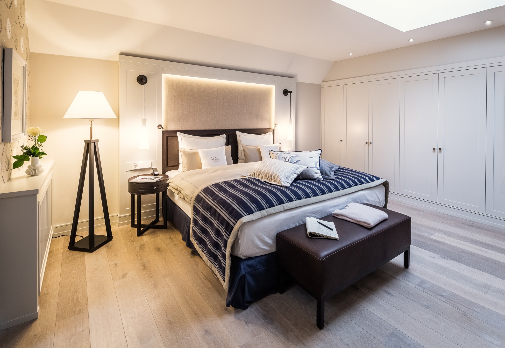 Elegantes Hotelzimmer mit Doppelbett, stilvoller Beleuchtung, Holzboden und moderner Einrichtung im Severin*s Resort & Spa.