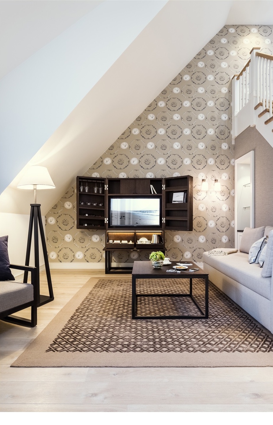 Gemütliches Wohnzimmer im Severin*s Resort mit stilvoller Einrichtung, Sofa, Teppich, Stehlampe und TV-Schrank.