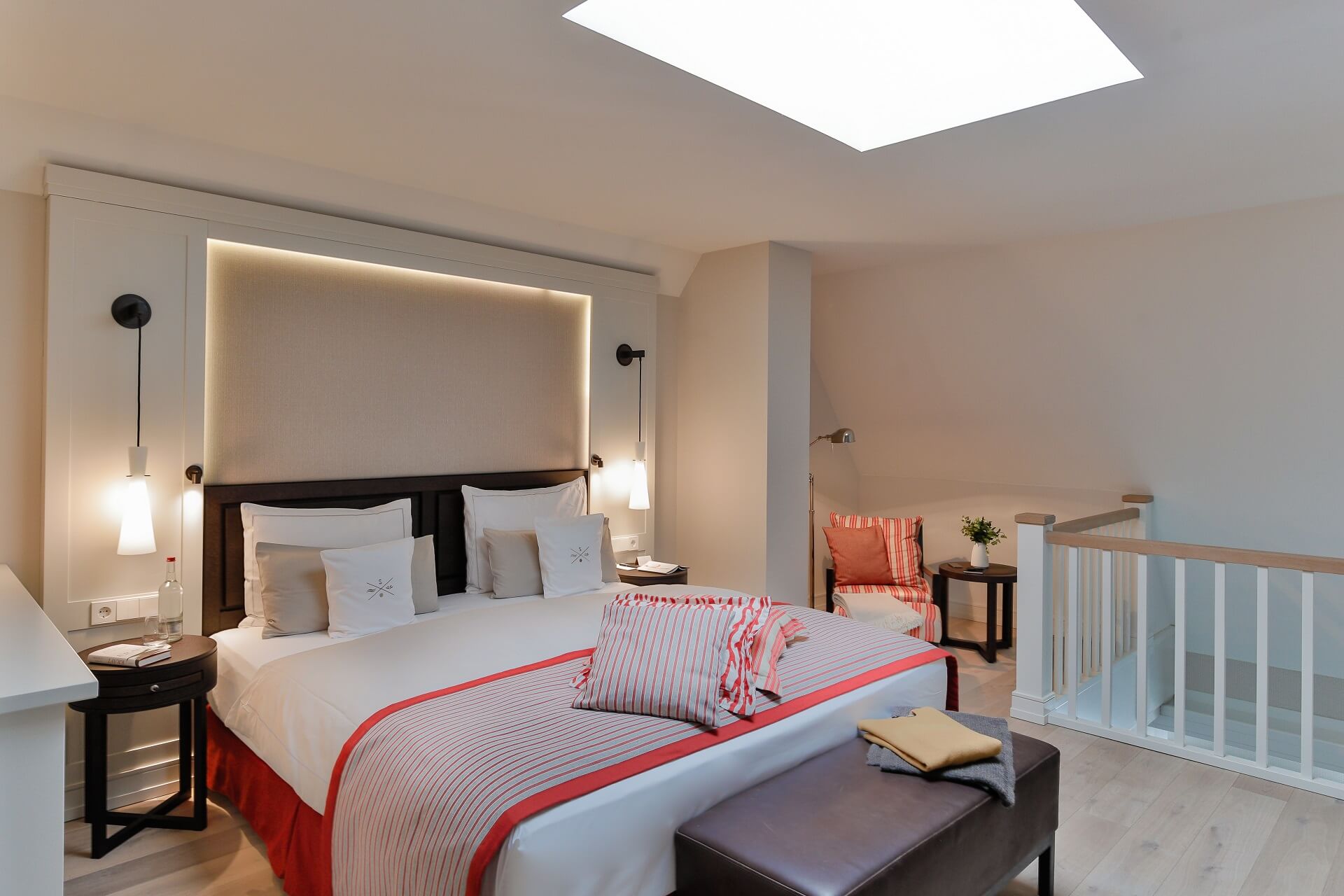 Modernes Hotelzimmer mit Doppelbett, eleganter Beleuchtung, gemütlicher Sitzecke und stilvollen Dekorationen im Severin*s Resort.
