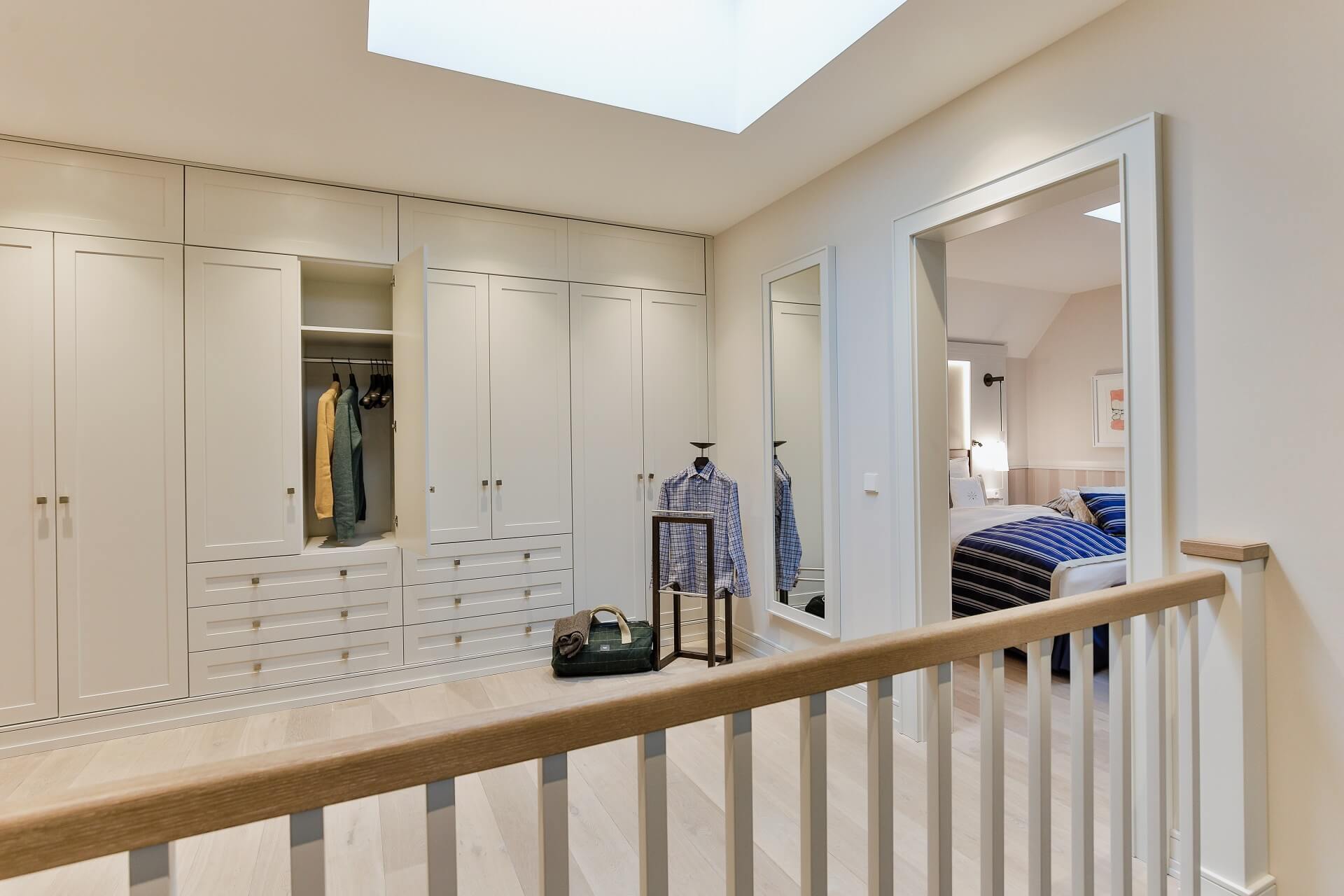 Maisonette Family Severin*s Suite Zimer großer Kleiderschrank Hotel Sylt