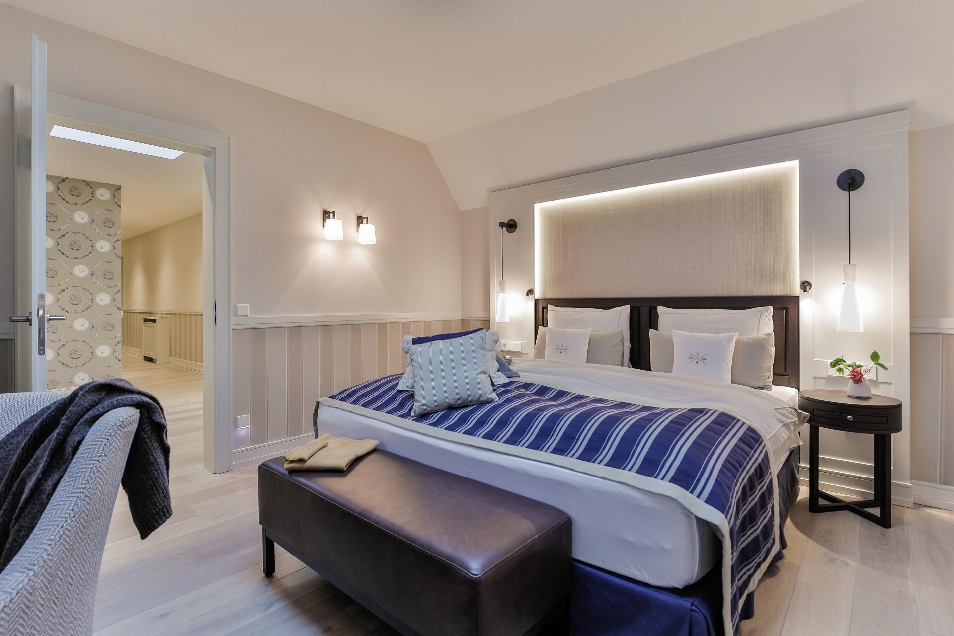Maisonette Family Severin*s Suite Schlafzimmer mit Bett luxus Hotel Sylt
