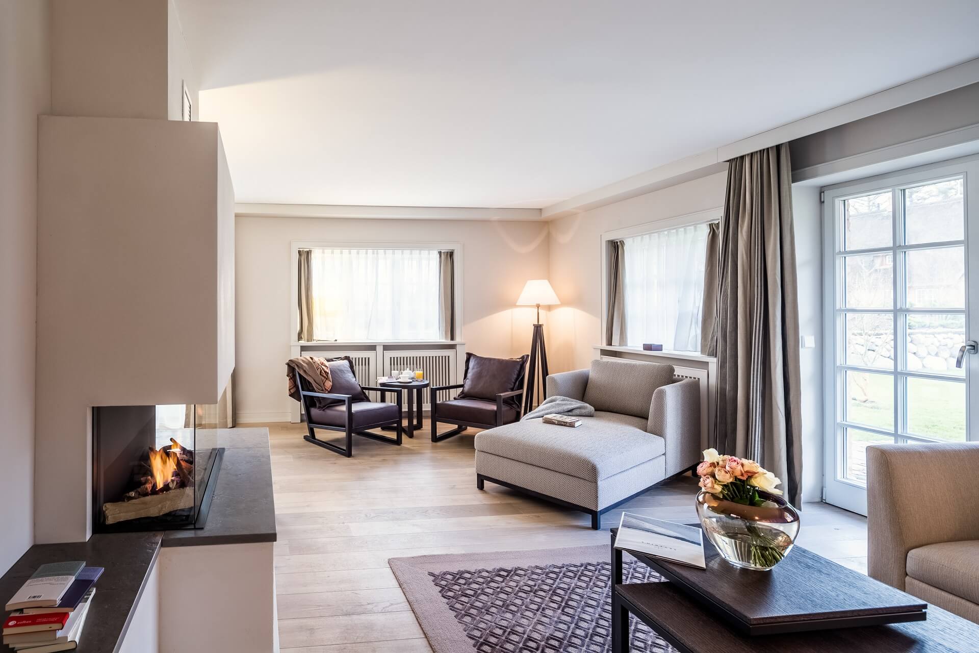 Hausteil Severin*s Plus living area with fire place & couch hotel Sylt