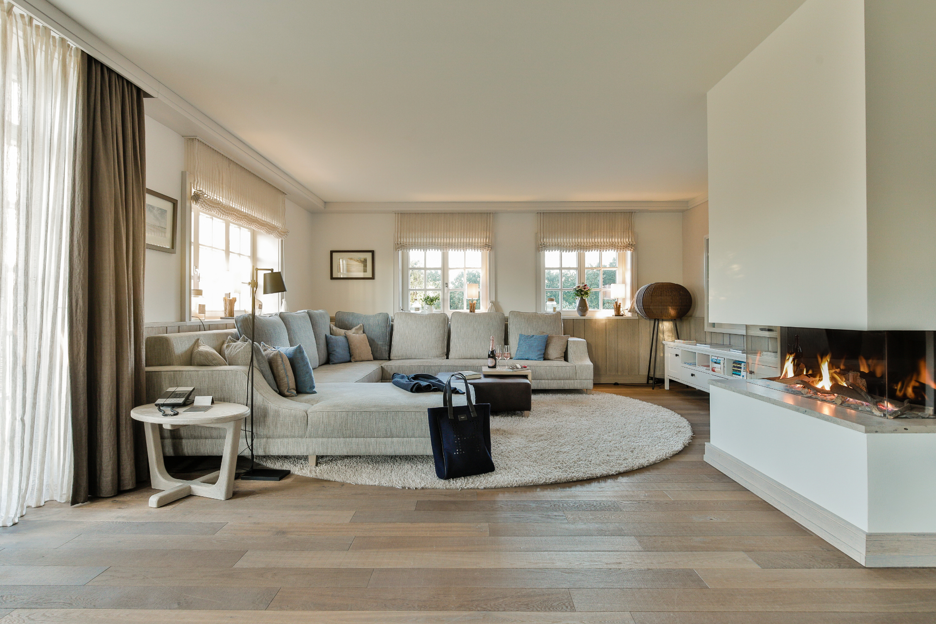 Villa Severin*s Plus Wohnbereich mit Kamin und großer Couch Hotel Sylt