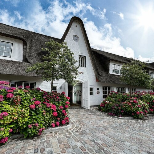 Wir wünschen Ihnen einen wunderschönen und entspannten Mittwochabend! •••••••••#resortspa #sylturlaub...