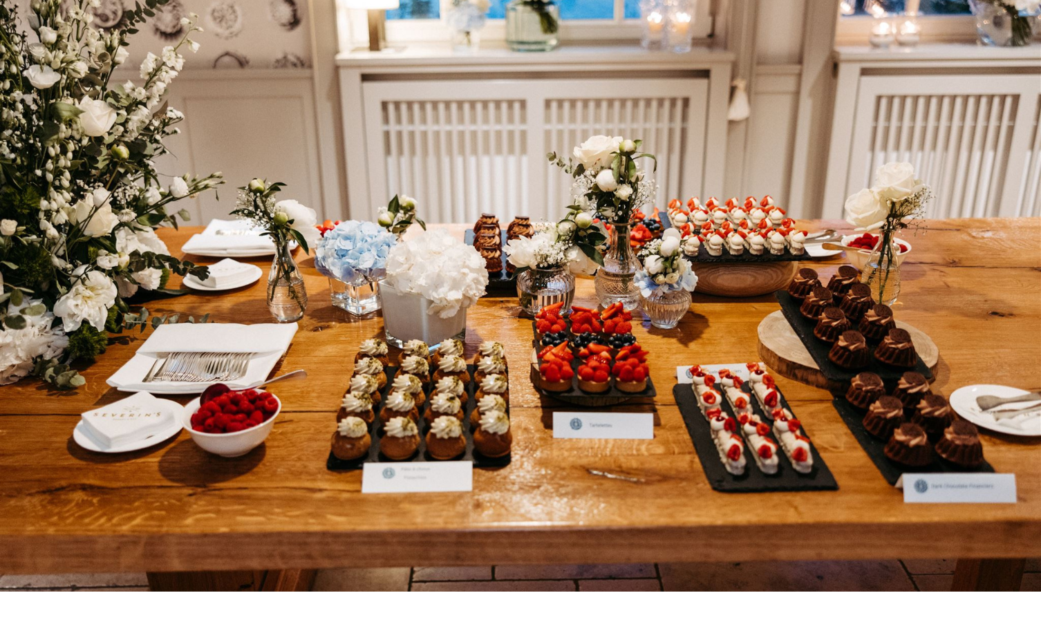 Elegantes Dessertbuffet mit Blumenarrangement im Severin*s Resort & Spa auf Sylt.