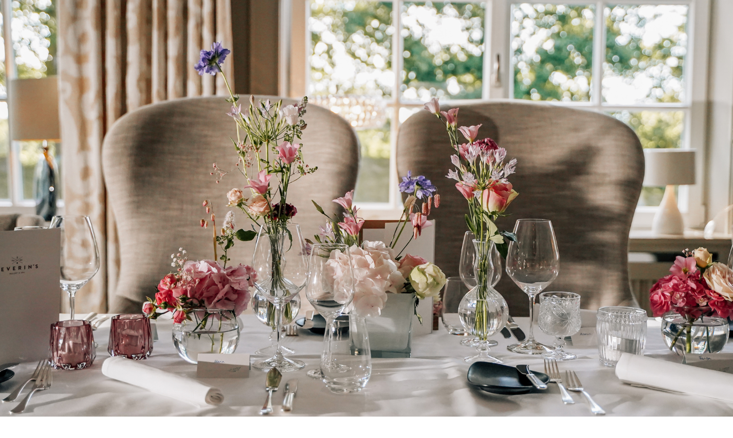 Eleganter, festlich gedeckter Tisch mit Blumenarrangements im Severin*s Resort & Spa auf Sylt.