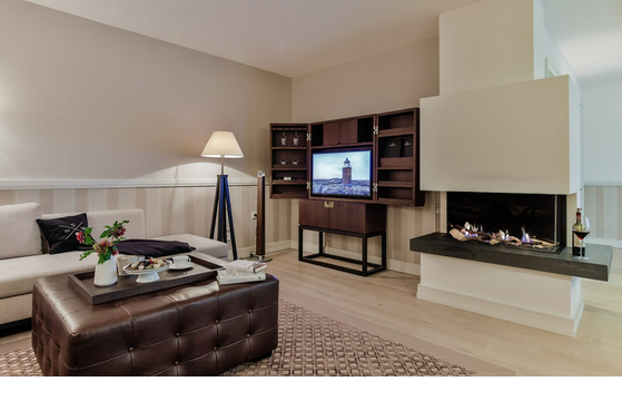 Severin*s Suite Wohnbereich Kamin Fernseher Couch Hotel auf Sylt