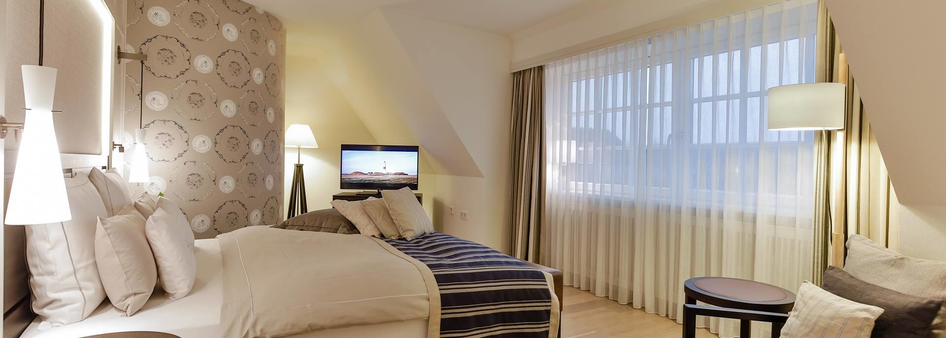 Senior Suite Schlafzimmer mit Bett Luxus Hotel auf Sylt