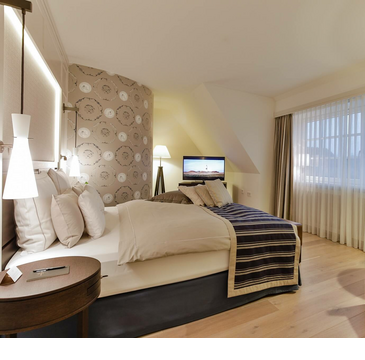 Senior Suite bedroom with bed luxus hotel Sylt