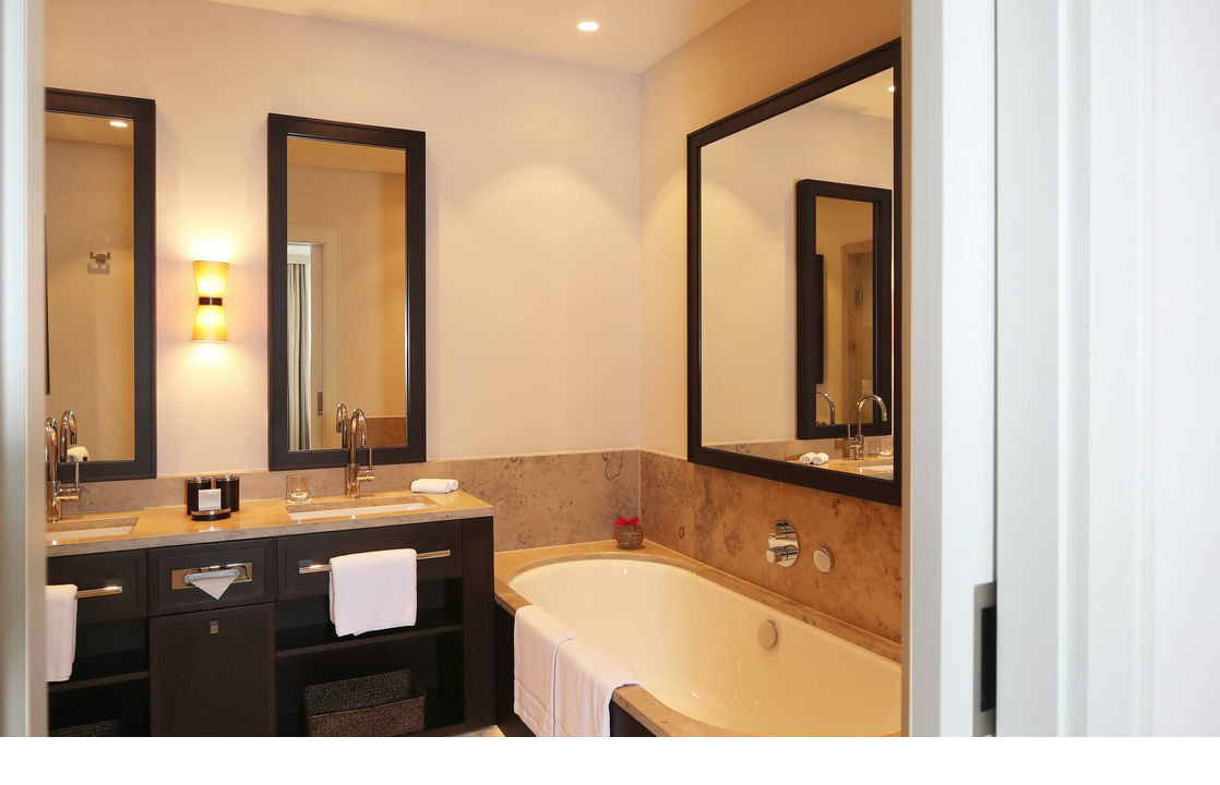 Severin*s Suite bathroom with bathtub wellnesshotel Sylt
