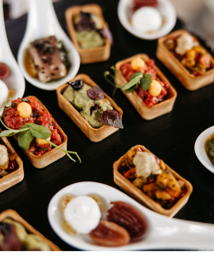 Gourmet-Häppchen auf Löffeln und in Tartelettes, kunstvoll angerichtet auf schwarzem Tablett im Severin*s Resort & Spa.