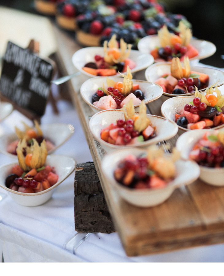 Elegante Dessertpräsentation mit frischen Beeren und exotischen Früchten im Severin*s Resort & Spa auf Sylt.