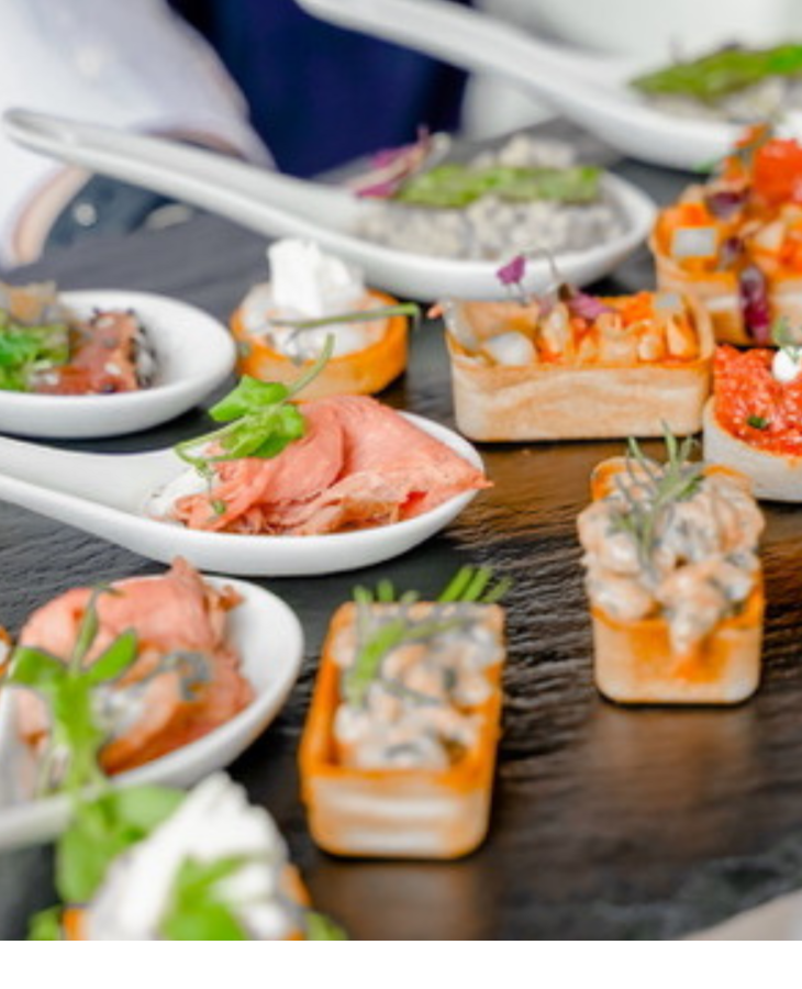 Gourmet-Häppchen auf Schieferplatte im Severin*s Resort & Spa, kunstvoll angerichtet mit frischen Zutaten.