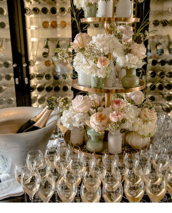 Elegant gedeckter Tisch mit Blumenarrangement, Champagnerflaschen und gefüllten Gläsern im Severin*s Resort & Spa.
