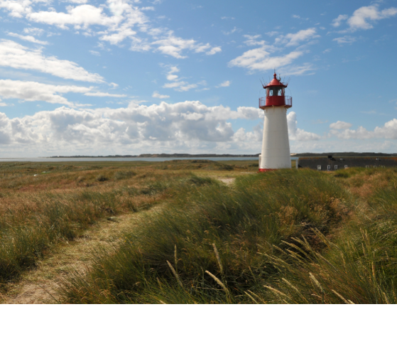 Leuchtturm auf einer Dünenlandschaft unter blauem Himmel auf Sylt, nahe dem Severin*s Resort & Spa.