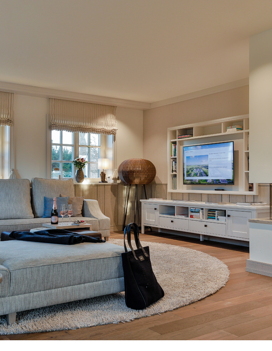 Gemütliches Wohnzimmer im Severin*s Resort mit Kamin, bequemer Couch, Flachbild-TV und stilvoller Dekoration.