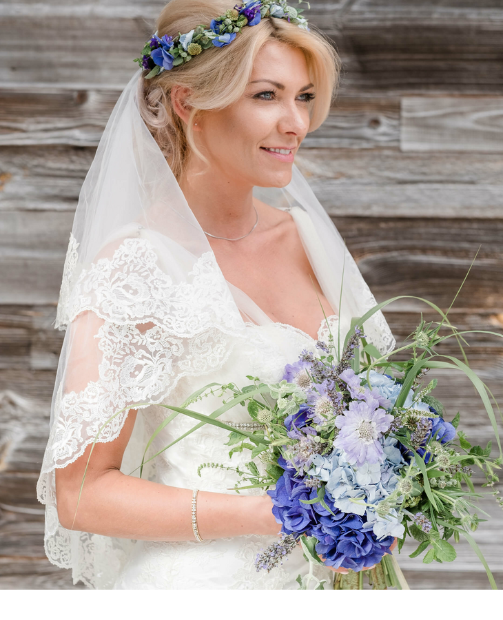 Braut mit Blumenstrauß Hochzeiten Floristik Severin*s Resort & Spa Hotel Sylt