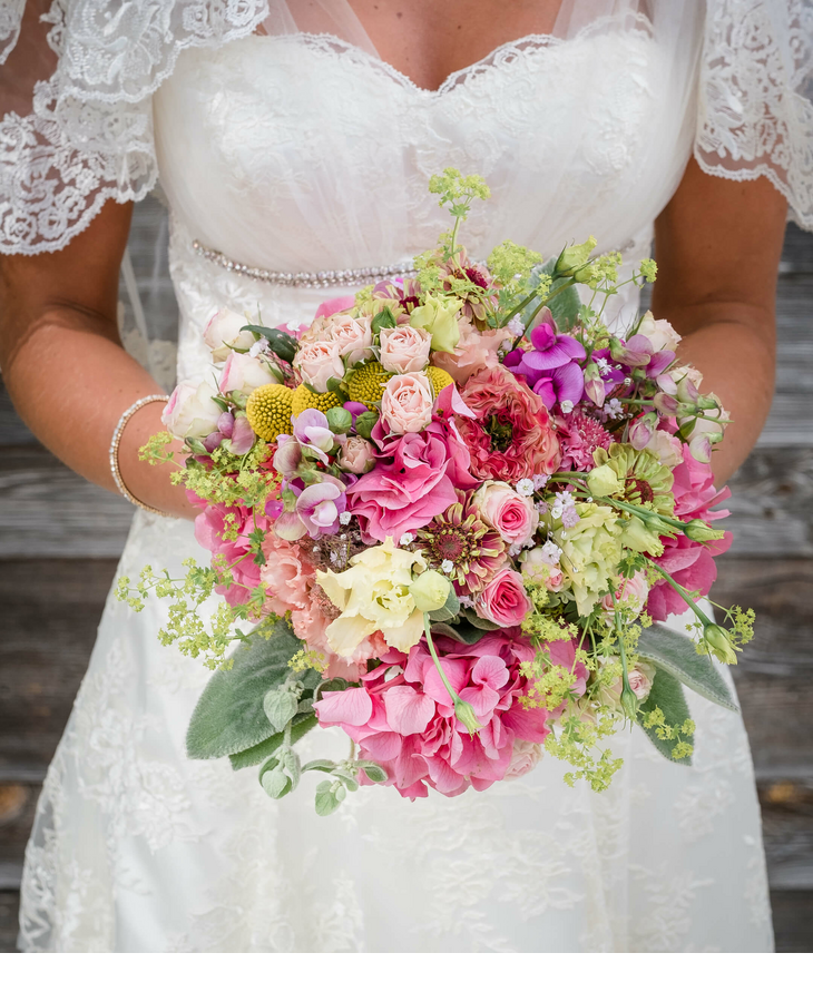 Floristik weißes Kleid & Blumenstrauß Heiraten auf Sylt Hotel Keitum