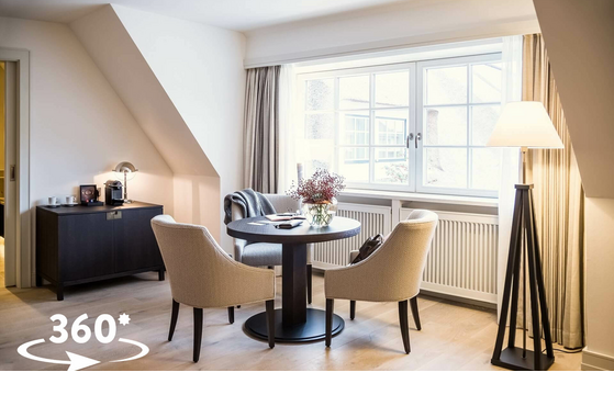 Maissonette Senior Suite 360 Grad Wohnbereich mit Tisch & drei Sthühlen Hotel Sylt