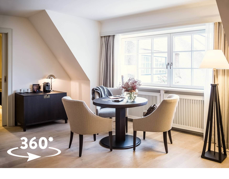 Maissonette Senior Suite 360 Grad Wohnbereich mit Tisch & drei Sthühlen Hotel Sylt