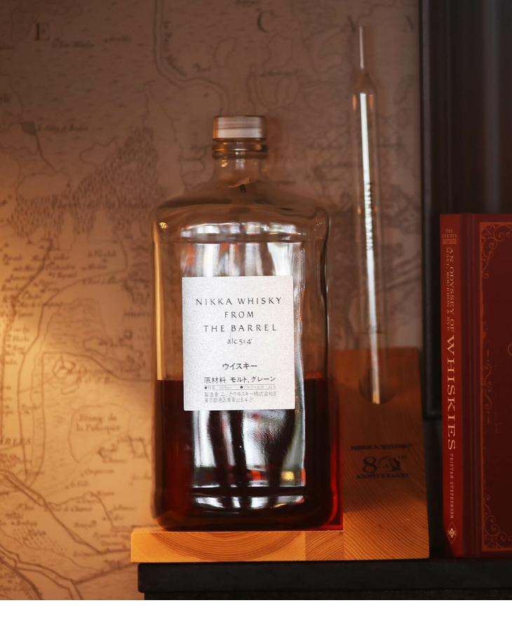 Whisky bottle and books on a shelf, atmospheric lighting, elegant ambience at Severin*s Resort & Spa on Sylt.
