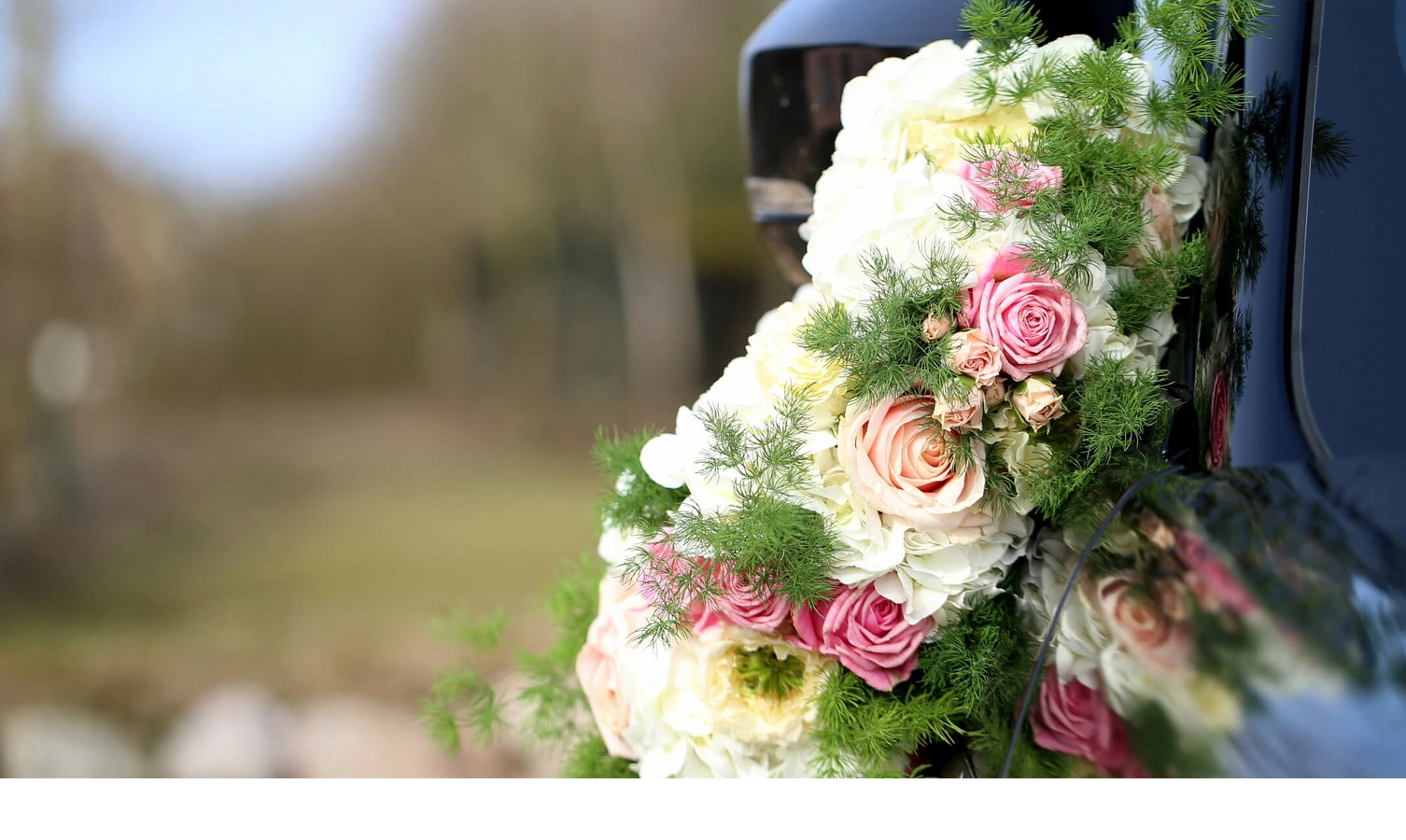 Blumenstrauß am Auto Blumenarrangement mit rosa und weißen Rosen an einem Autospiegel, im Hintergrund unscharfe Natur.